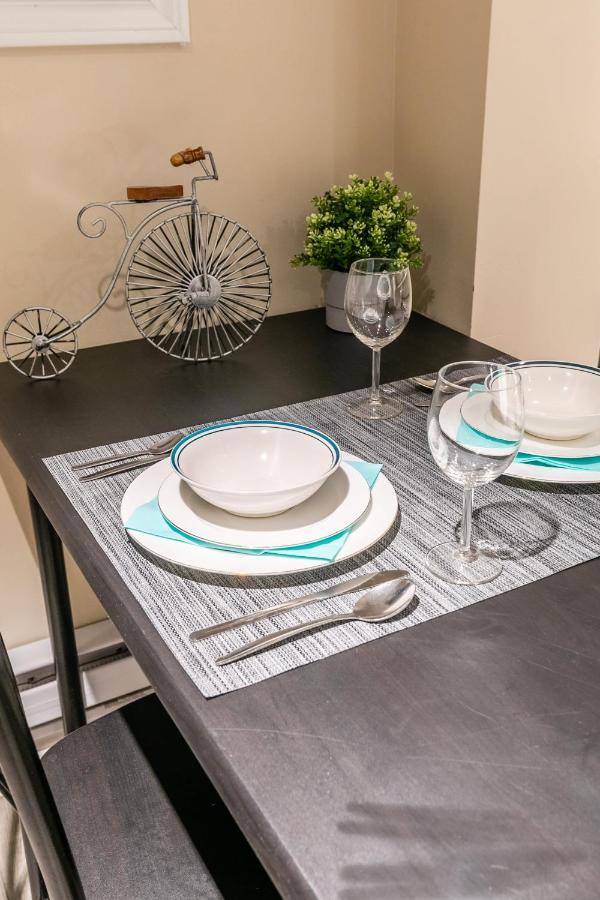 Newly Renovated - Cozy 1Br Apt With Netflix - Prime Location Toronto Dış mekan fotoğraf